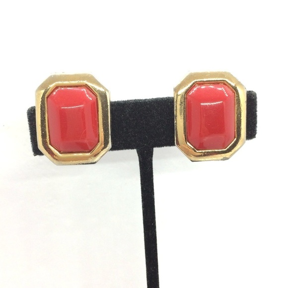 3/$30 VINTAGE GINNIE JOHANSEN RED PLASTIC CLIP ON EARRINGS GOLD TONE RECTANGLE - Picture 4 of 17